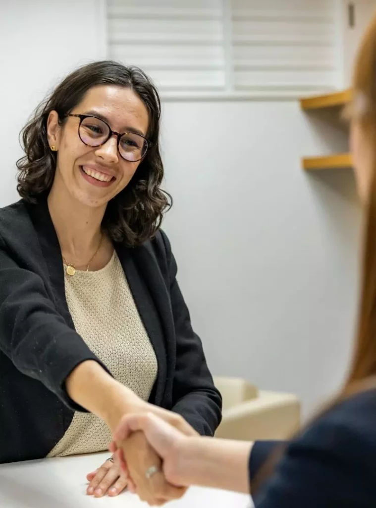 Personnes serrant la main après avoir obtenu une formation en alternance