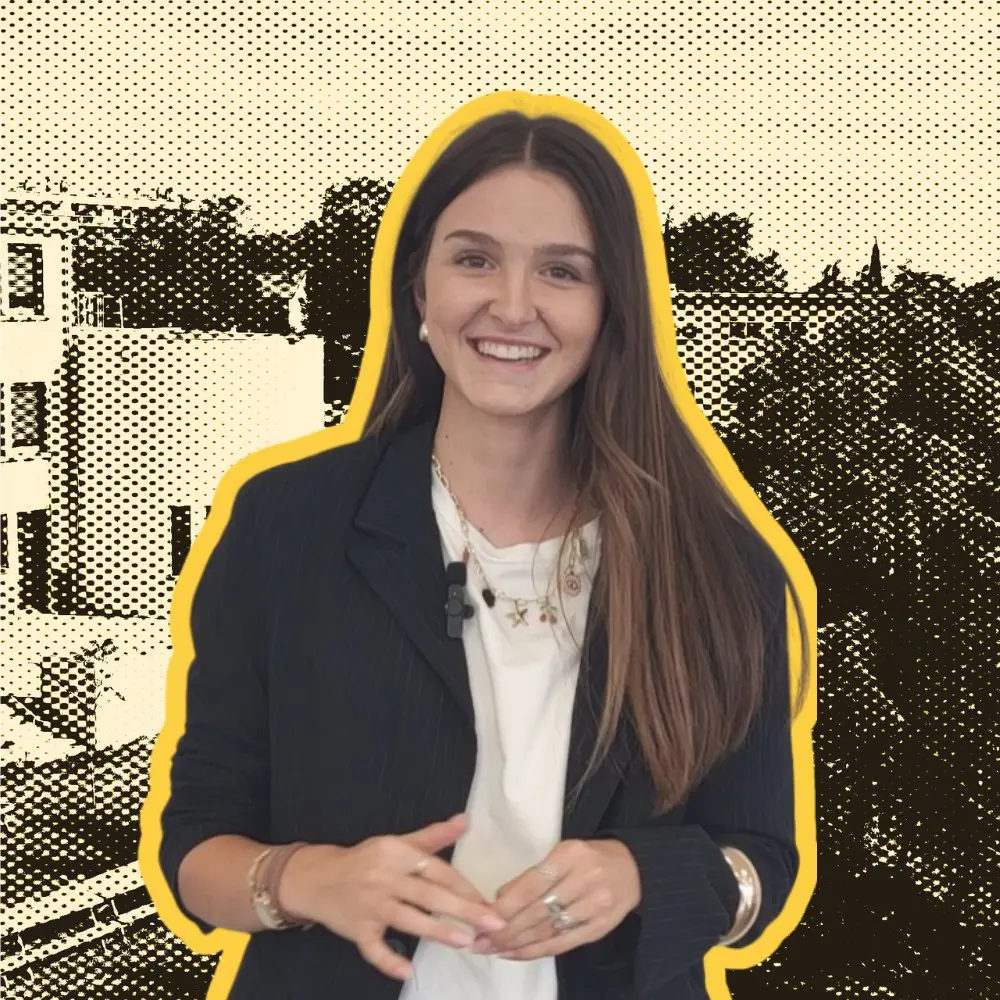 Étudiante qui sourit avec un fond Institut Limayrac