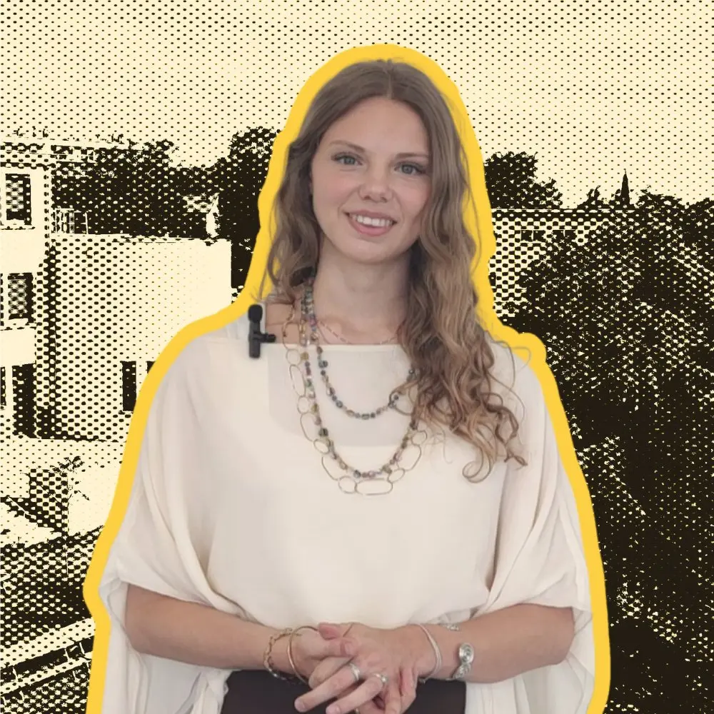 Étudiante souriante avec fond de l'Institut Limayrax