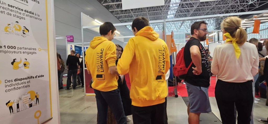 Étudiants ambassadeurs guidant les familles au Salon de l'Étudiant