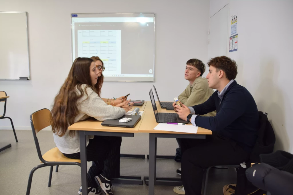 Image des étudiants en formation BTS CCST showroom connecté
