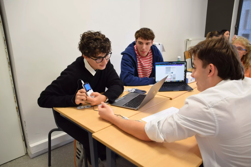 Présentation B2B d'objet connectés pour les étudiants en Bac+2 en commerce