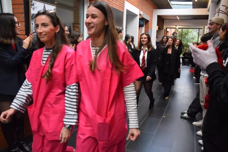 Photo du défilé des étudiants des Bachelors à Toulouse lors de l'activité d'Intégration Murder Party