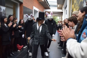 Photo du défilé des déguisements de nos Bachelors à Toulouse lors de l'activité Murder Party.