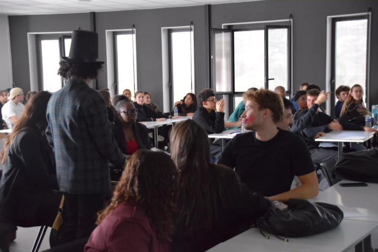 Photo de nos Bachelors à Toulouse découvrant leur activité d'intégration