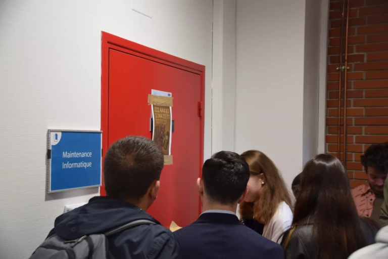 Image de nos Bachelors à Toulouse cherchant des indices lors de l'activité d'intégration
