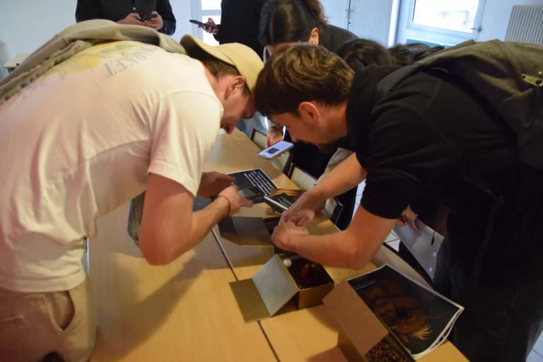 Photo d'étudiants en Bachelor à Toulouse cherchant des indices pour l'activité Murder Party