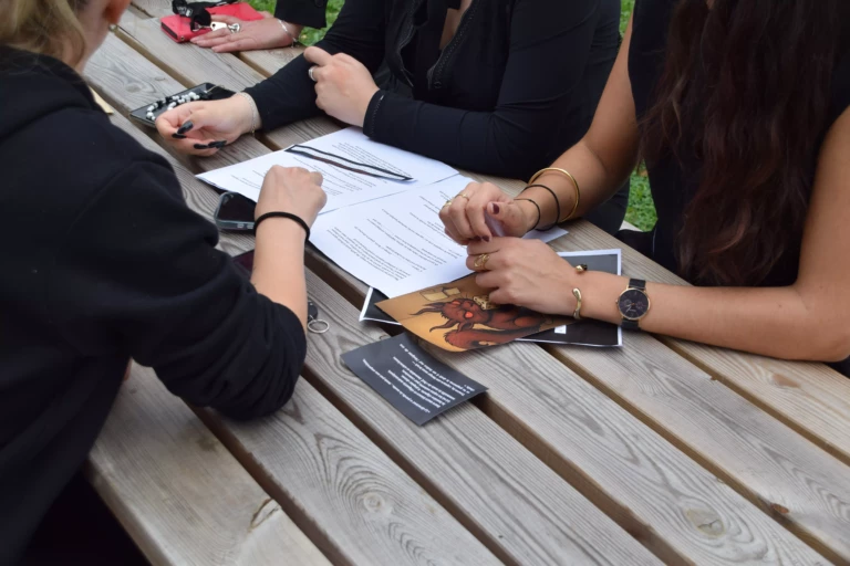 Photo de nos Bachelors à Toulouse enquêtant dans le parc pour l'activité d'intégration Murder Party