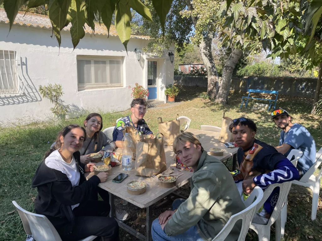 Image d'un repas de nos étudiants en tourisme lors de l'Eductour