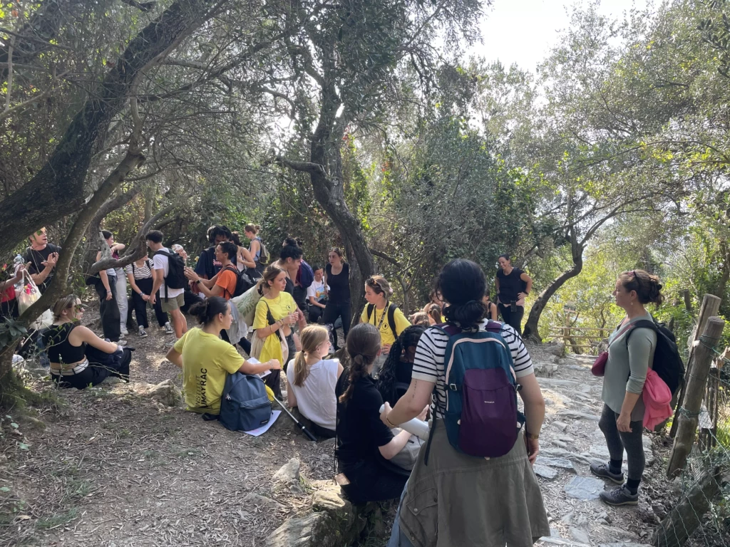 Photo en forêt de notre formation en tourisme à Toulouse
