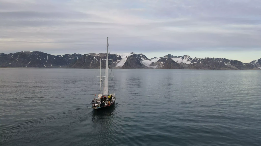 Expédition Mission Nerrivik vue large sur l'embarcation