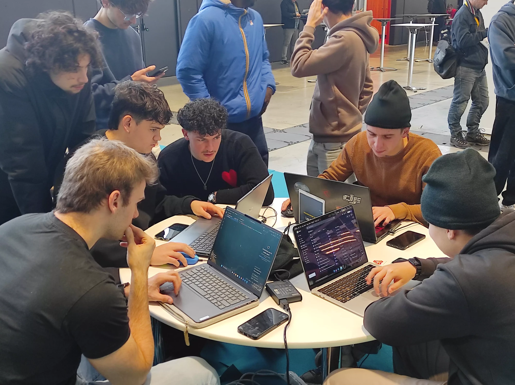 Image de nos étudiants des formations en informatique à Toulouse en mission de groupe