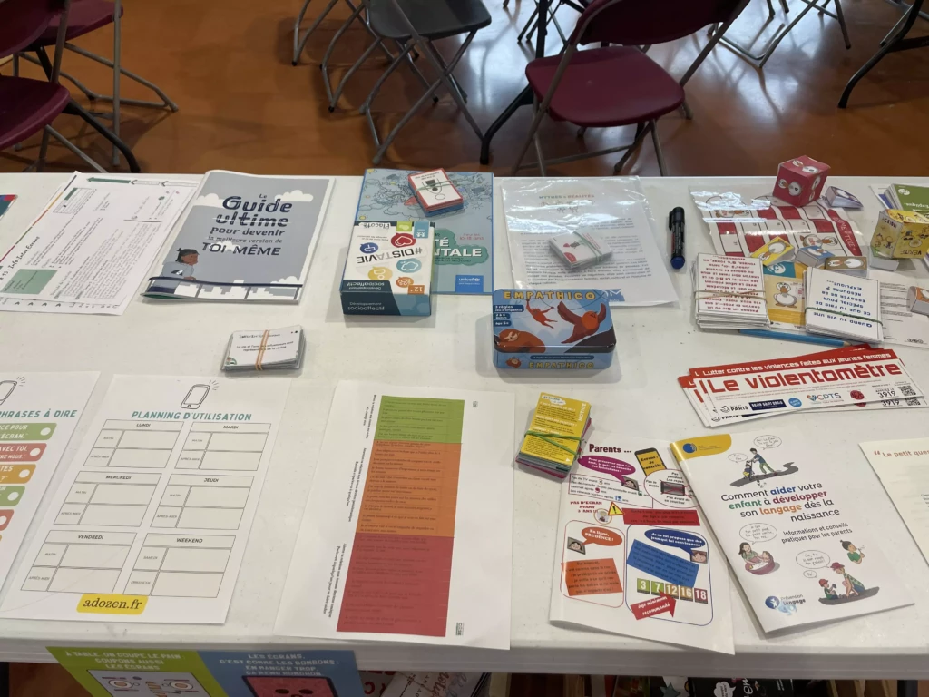 Outils ludiques et pédagogiques sur la santé mentale et l'empathie utilisés lors du diagnostic social partagé.