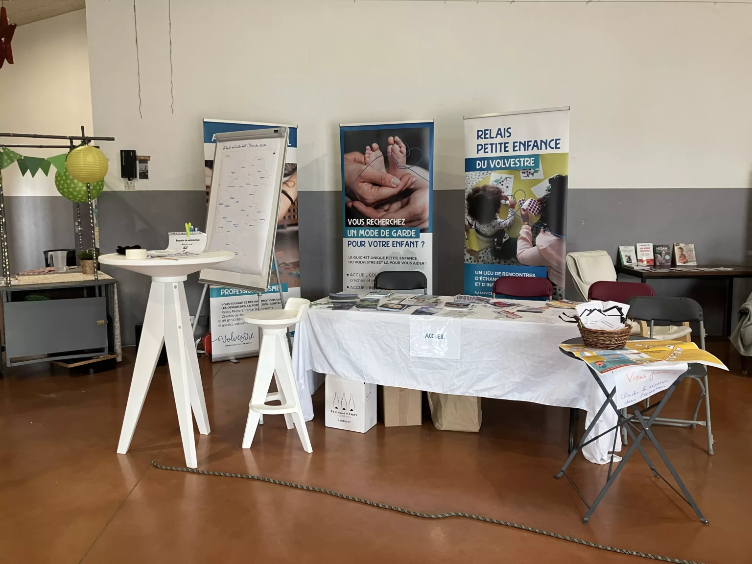 Panneaux de sensibilisation sur l'usage des écrans chez les jeunes enfants présentés par nos DE CESF