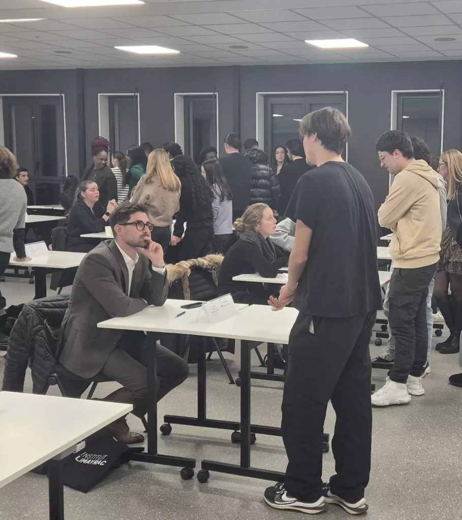 Étudiants d'une des formations supérieure à Toulouse lors d'une rencontre professionnelle