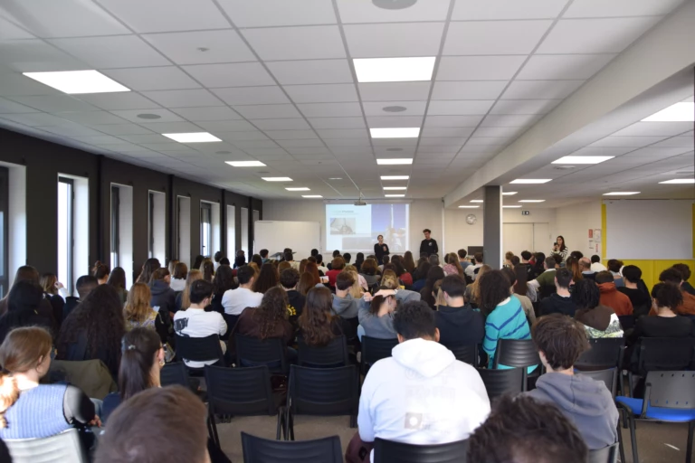 Public assistant à la conférence dynamisant la vie étudiante