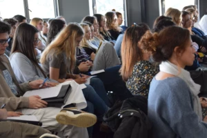 Étudiants écoutant la conférence de Mission Nerrivik dynamisant la vie du campus à l'Institut Limayrac.