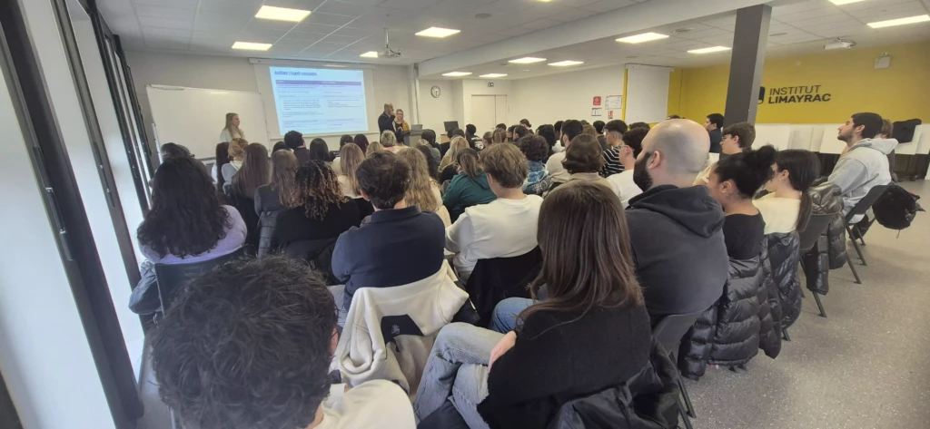 Étudiants attentifs lors de la conférence de KPMG.