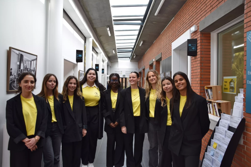 Nos étudiants présents à l'accueil des visiteurs pour nos JPO à Toulouse