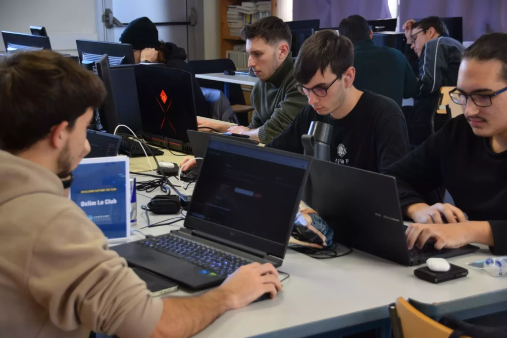 Étudiants en BTS informatique travaillant sur leur ordinateur portable