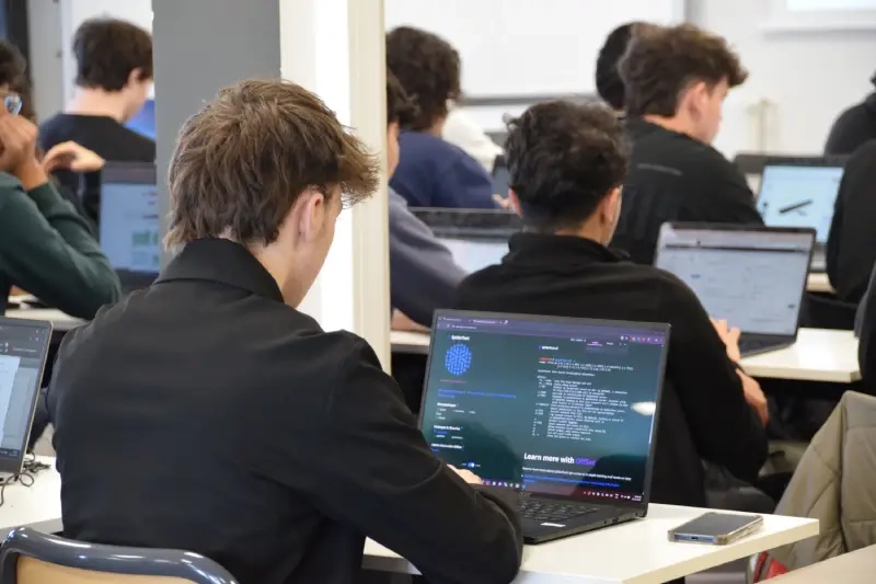 Étudiant en BTS informatique travaillant sur son ordinateur