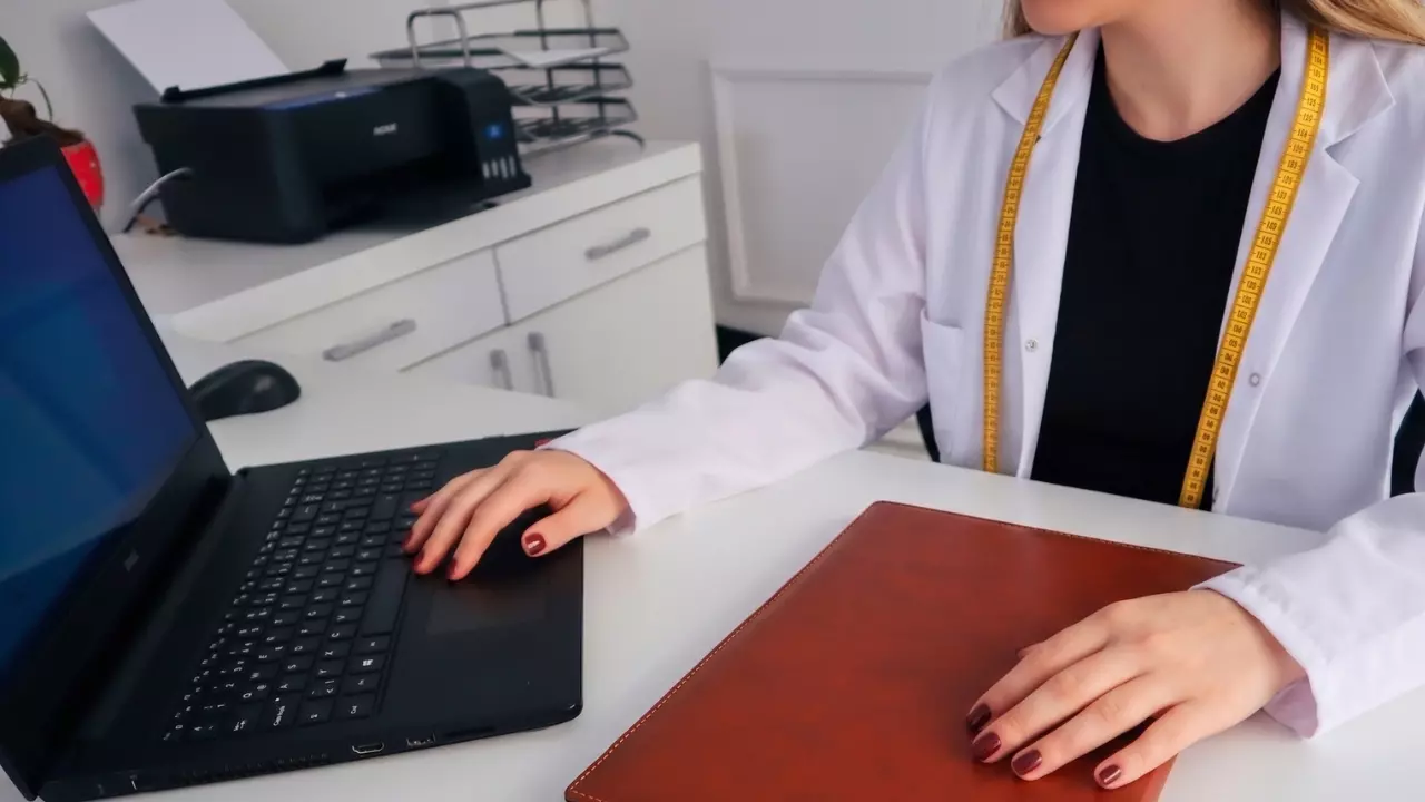 Une nutritionniste diplômée d'une formation en diététique travaille sur son ordinateur portable