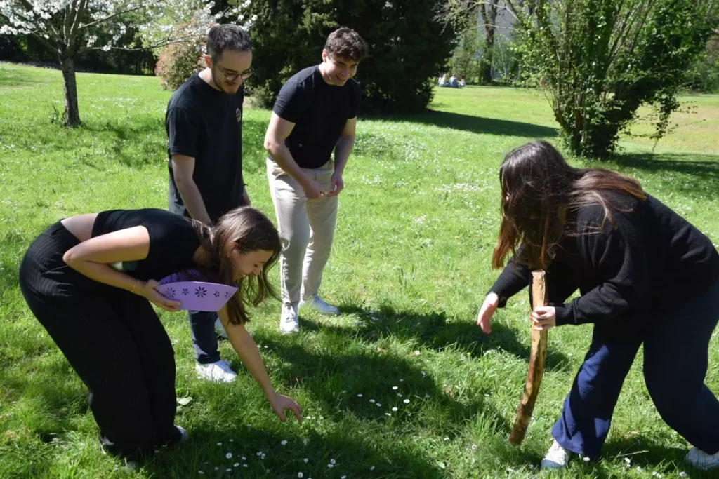 Étudiants dans le parc du campus Institut Limayrac, chassant les œufs.