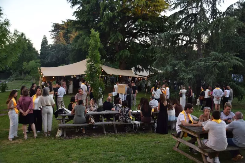 Foule d'étudiants et et familles autour de la tante de la Remise de diplômes 2026