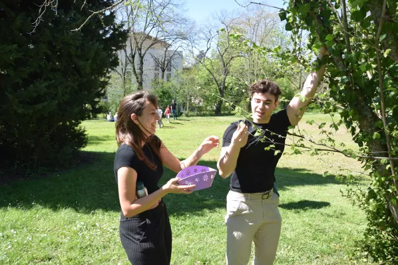 Étudiants qui trouvent des œufs lors des Easter Games