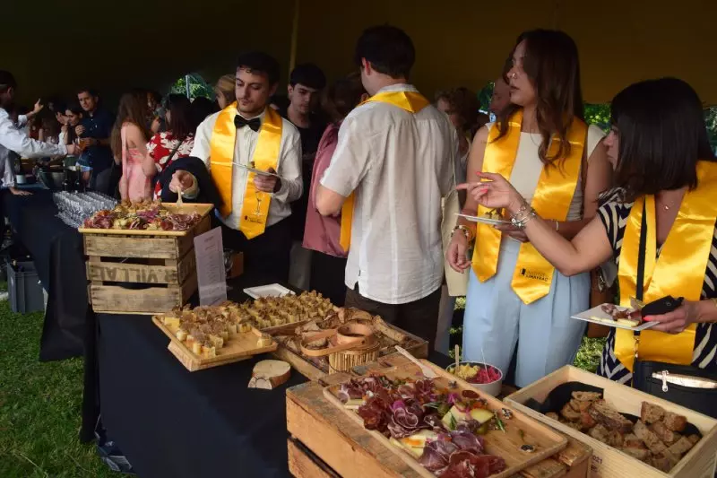 Étudiants dégustant le buffet de la célébration à l'Institut Limayrac