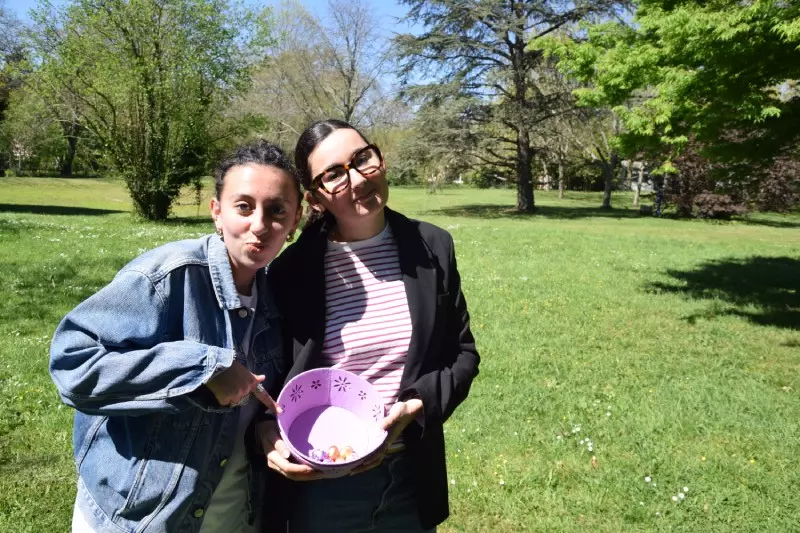 Étudiante ayant trouvé des œufs en chocolat dans le parc du Campus de l'Institut Limayrac