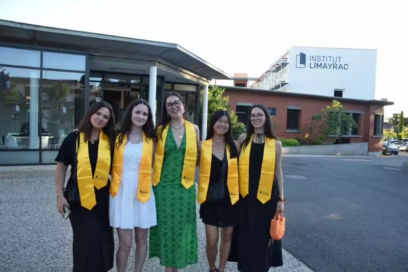 Diplômées heureuses devant l'Institut Limayrac