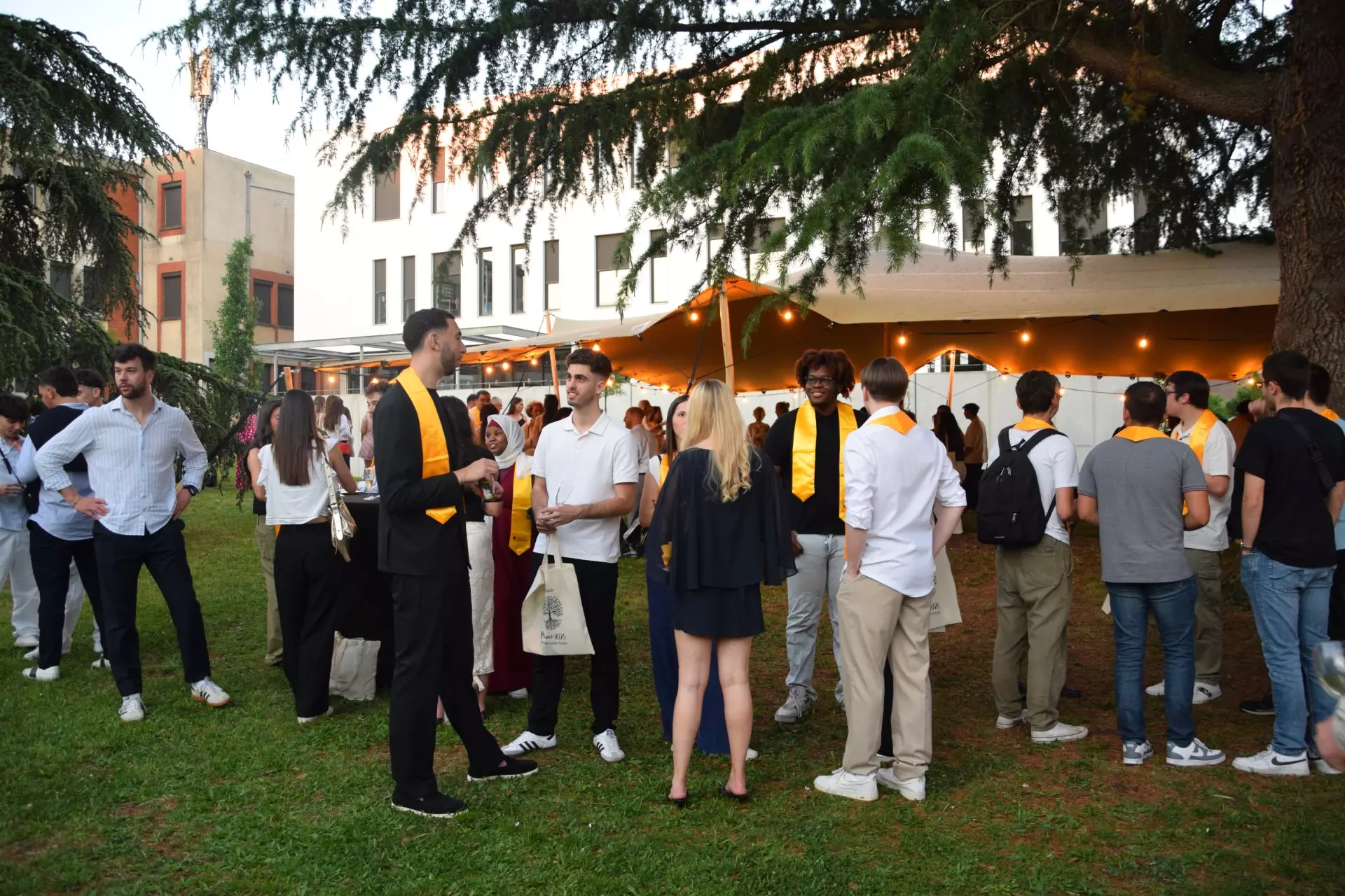 Étudiants dans le parc de l'Institut Limayrac pour la Remise des diplômes 2026