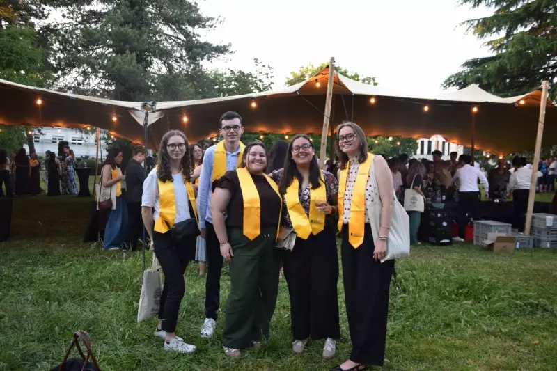 Étudiants heureux devant la tante de la cérémonie de l'Institut Limayrac