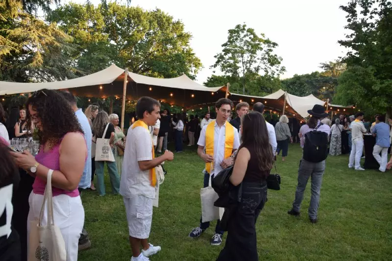 Étudiants discutant dans le parc lors de la remise de diplômes 2026
