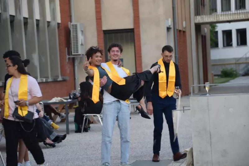 Diplômé portant une étudiante heureuse de l'Institut Limayrac lors de la Remise de diplômes 2026