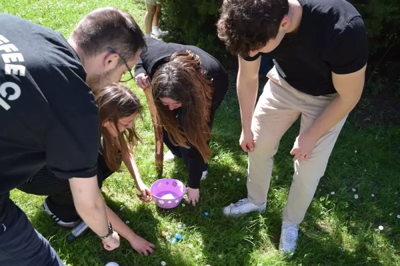 Étudiants qui cherchent les œufs en chocolat dans le parc de l'Institut Limayrac