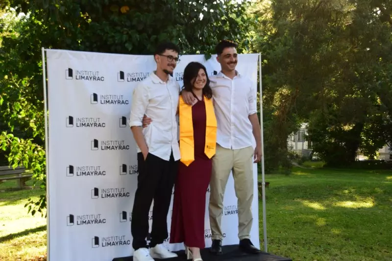Étudiante diplômée posant pour la remise de diplômes 2026