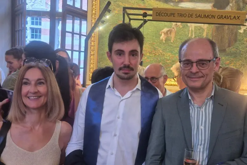 Nos enseignants célèbrent avec l'alumni lors de la cérémonie pour devenir expert-comptable