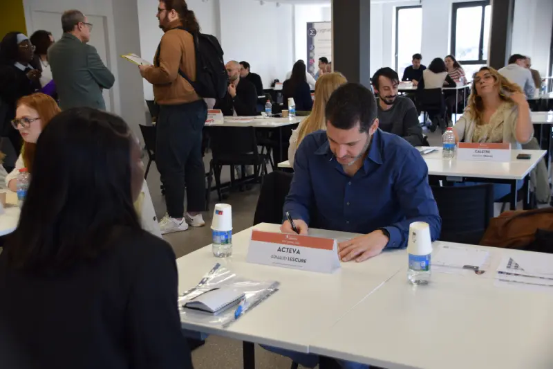 Rencontre professionnelle entre étudiante et un représentant d'une entreprise partenaire