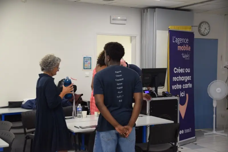 Des étudiants s'informent sur les transports et les aides aux étudiants à Toulouse auprès de l'agence Tisséo.