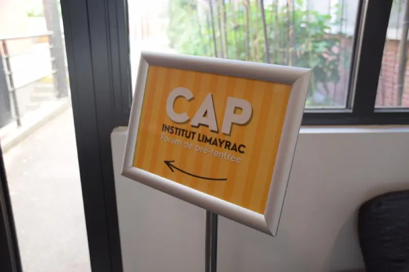 Panneau de signalétique jaune pour le forum des aides aux étudiants à Toulouse