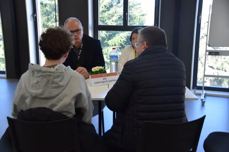 Enseignants conseillant un étudiant pour la rentrée 2026