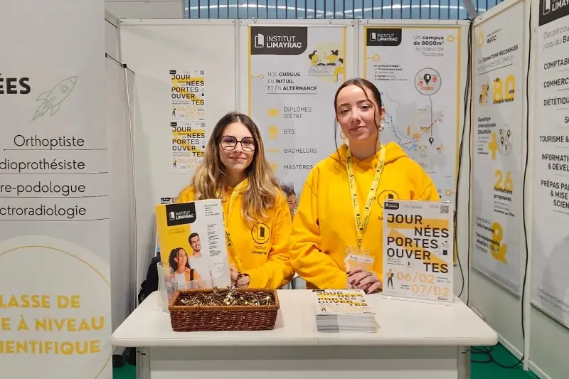 Étudiantes ambassadrices dans un stand avec de la documentation