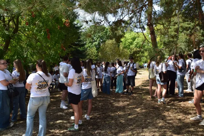 Rassemblement d'étudiants vêtus de t-shirts blancs dans le parc ombragé du campus lors de la journée d'intégration à Toulouse de l'Institut Limayrac.14