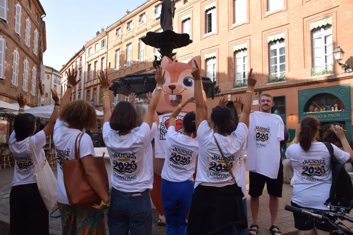 Étudiants et mascottes à la Place Salengro pour la Journée Intégration à Toulouse