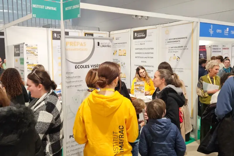Stand d'orientation de l'Institut Limayrac en action durant le salon étudiant