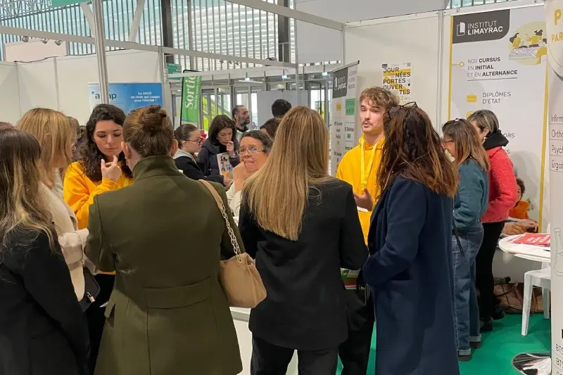 Foule de public dans un stand d'orientation